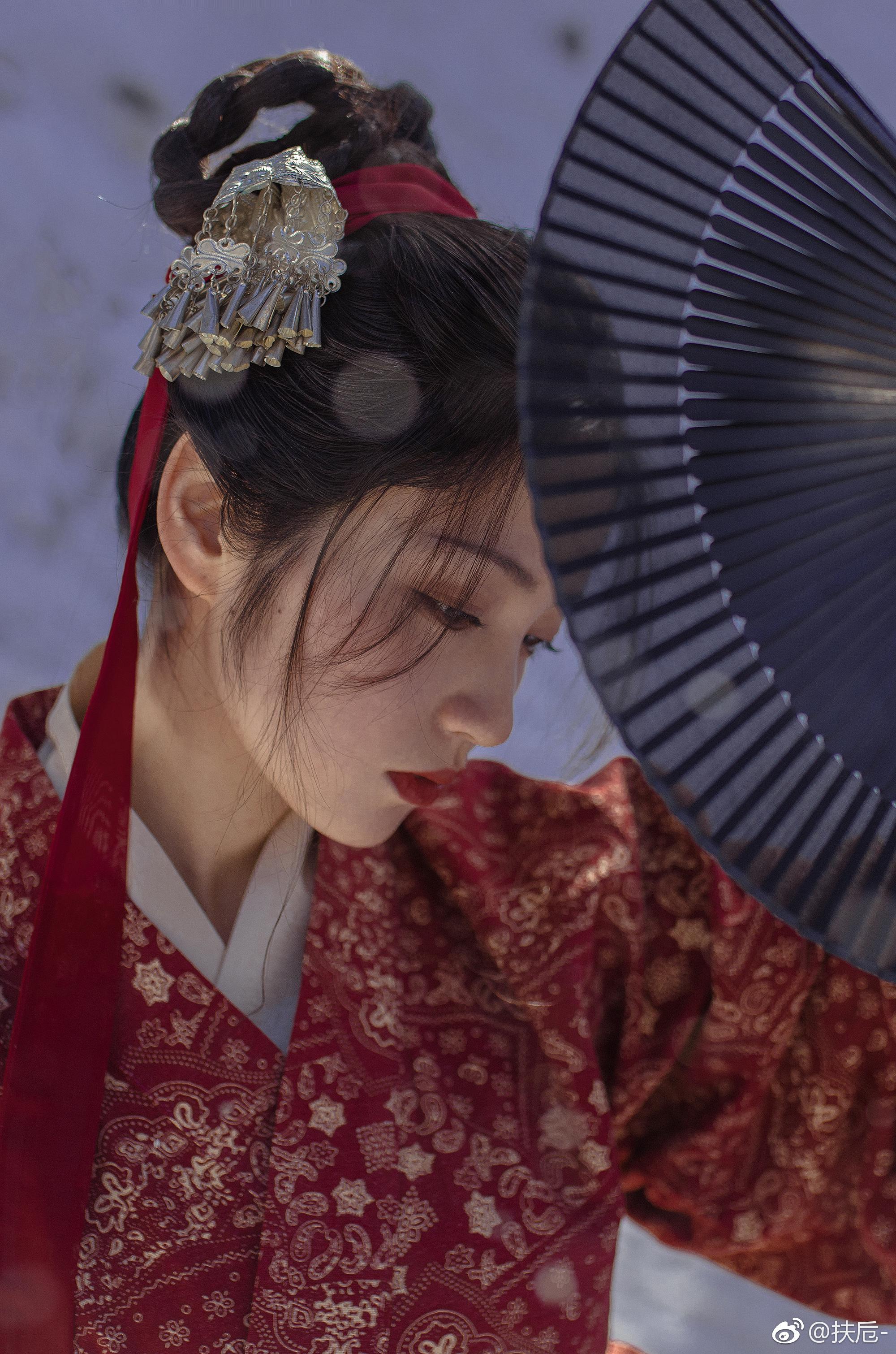 "世上的雪/金顶的弯月霜回雾尽时的风/晨起掠光拾得的云都似我心里