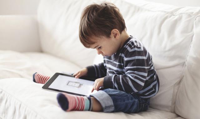 用手机平板给幼儿看儿童节目适合吗?并没有任何早教效果