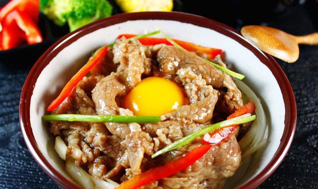 牛丼的做法|牛|白饭|酱汁_新浪网