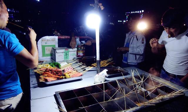 实拍: 新疆小城, 路边摊吃到凌晨两点都不肯离开