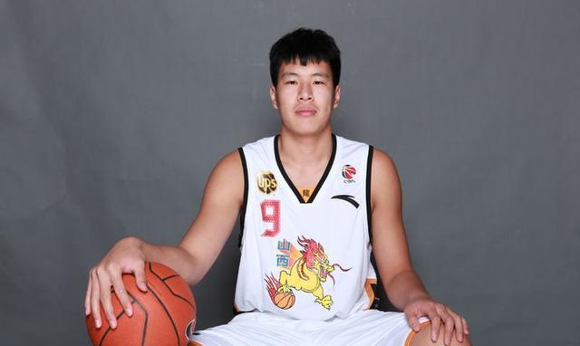 山西男篮闫鹏飞, 拥有一流的身体素质和技术, 却为什么进步缓慢?