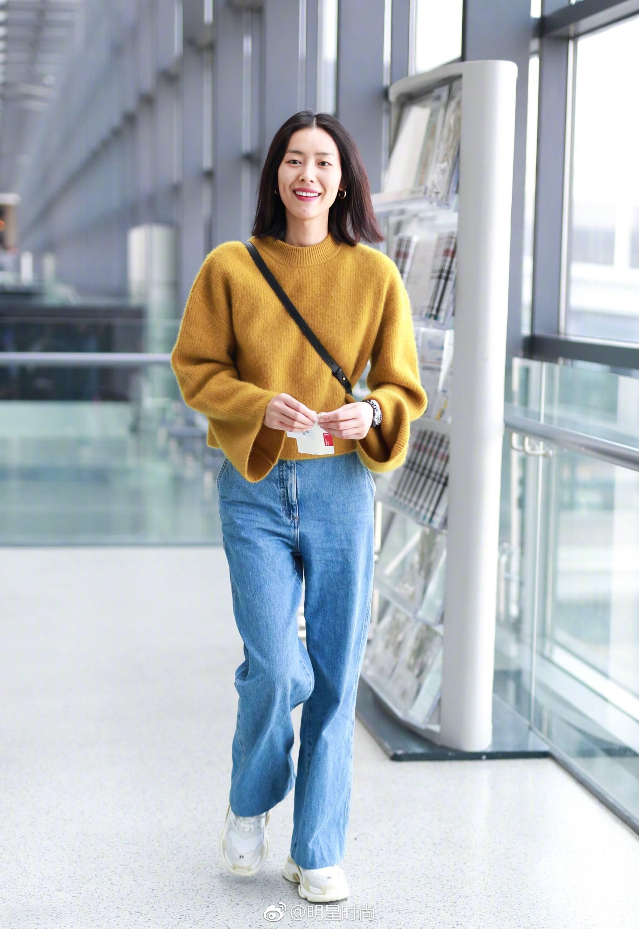请接收大表姐刘雯的灿烂笑容,她身着姜黄色毛衣搭配牛仔裤