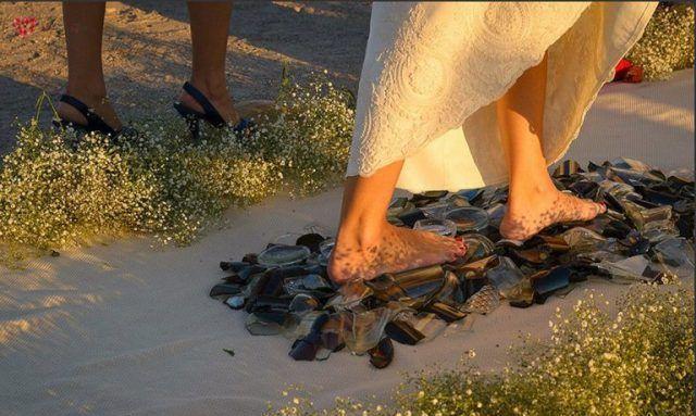 西班牙推出疯狂婚礼服务: 让新人赤脚踩过碎玻璃
