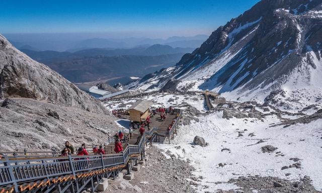 玉龙雪山,拥有国内海拔最高的索道,游客轻松登顶4605米高峰