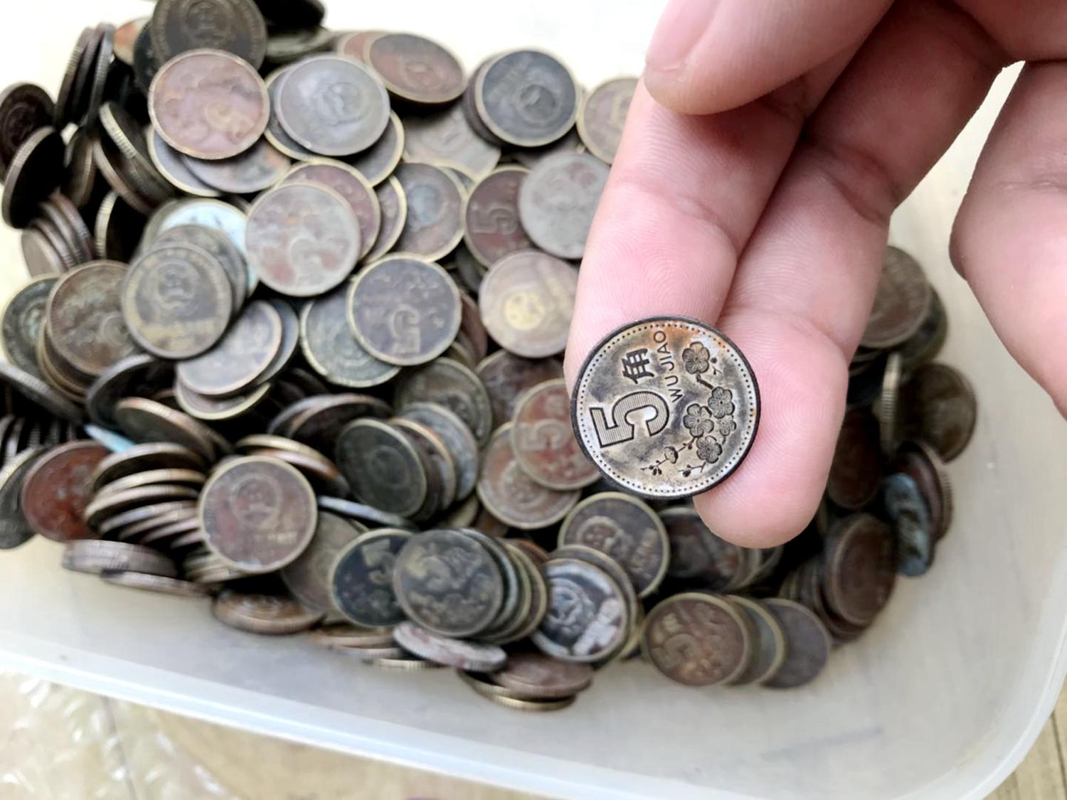 买主花1000元回收一箩筐硬币,其中这样的单枚价值8元以上!