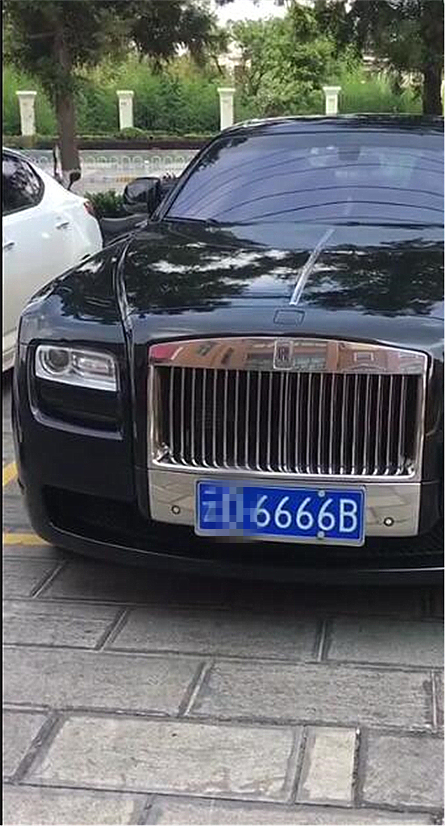 419万劳斯莱斯现云南,看到车牌那一刻,即便开迈巴赫也得悠着点