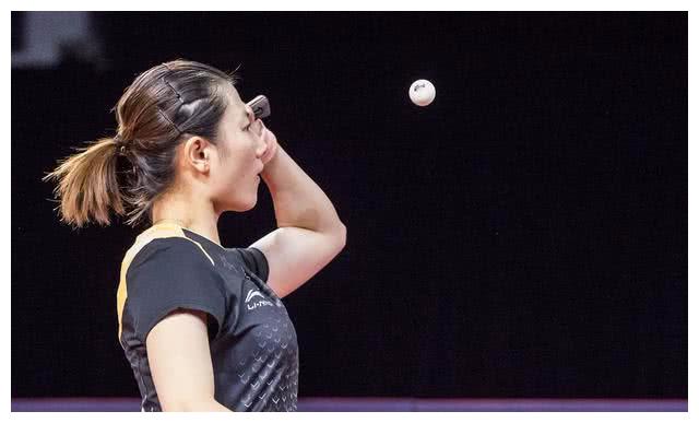 丁宁使用下蹲式发球被裁判直接罚分,为何她还坚持继续发?