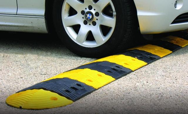 老司机支招,这样过减速带不伤车!