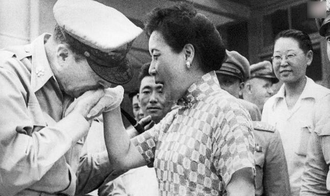 麦克阿瑟访问中国因为亲吻了一个女人被杜鲁门开除