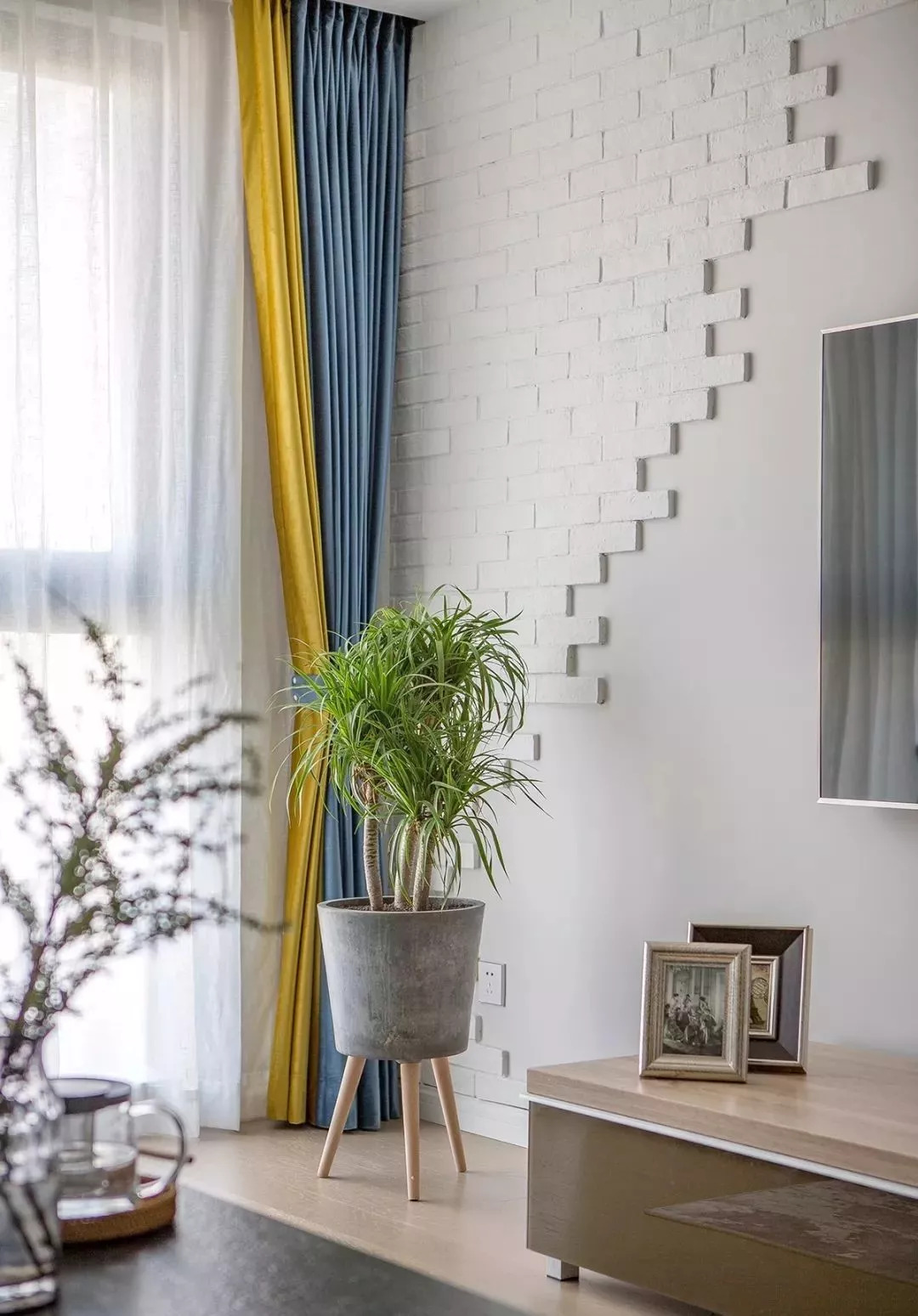 客厅电视背景墙用白色的文化砖装饰,给背景墙增添了文艺气息,营造出