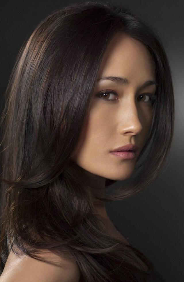 父亲有法国,加拿大,波兰和爱尔兰四种血统,母亲是越南人.