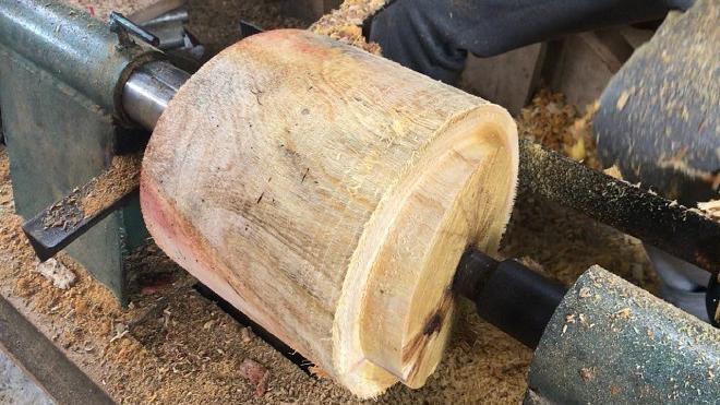 谁说亚洲工艺水平低,一根普通的木头,用车床就能削成工艺品