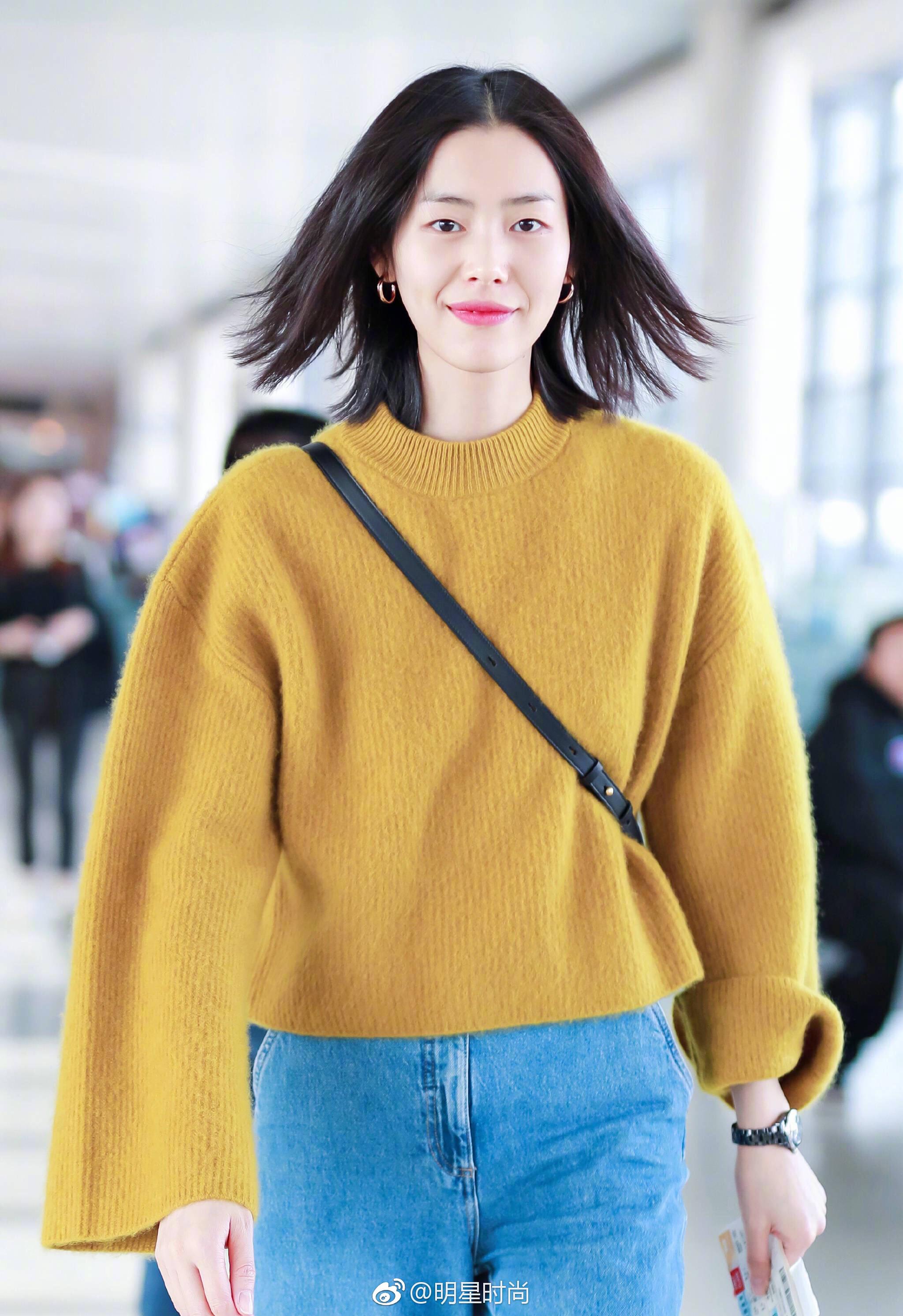 请接收大表姐刘雯的灿烂笑容,她身着姜黄色毛衣搭配牛仔裤
