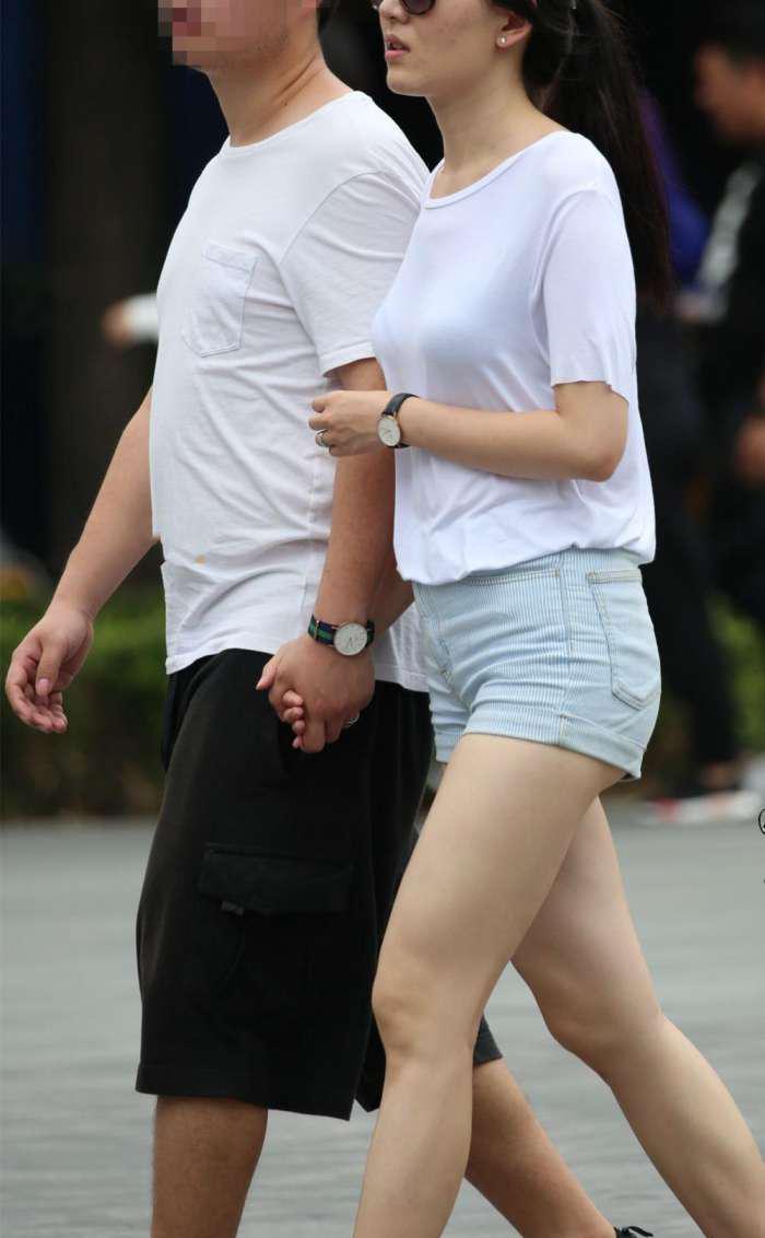街拍: 偶遇和男朋友一起逛街身材微胖气质清新的美女