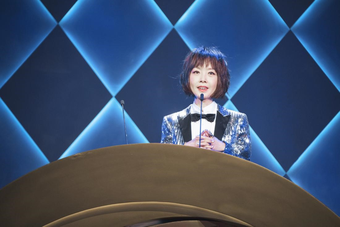 曾经三度采访李敖先生的陈鲁豫在现场致辞,缅怀这位嬉笑人间,令我们