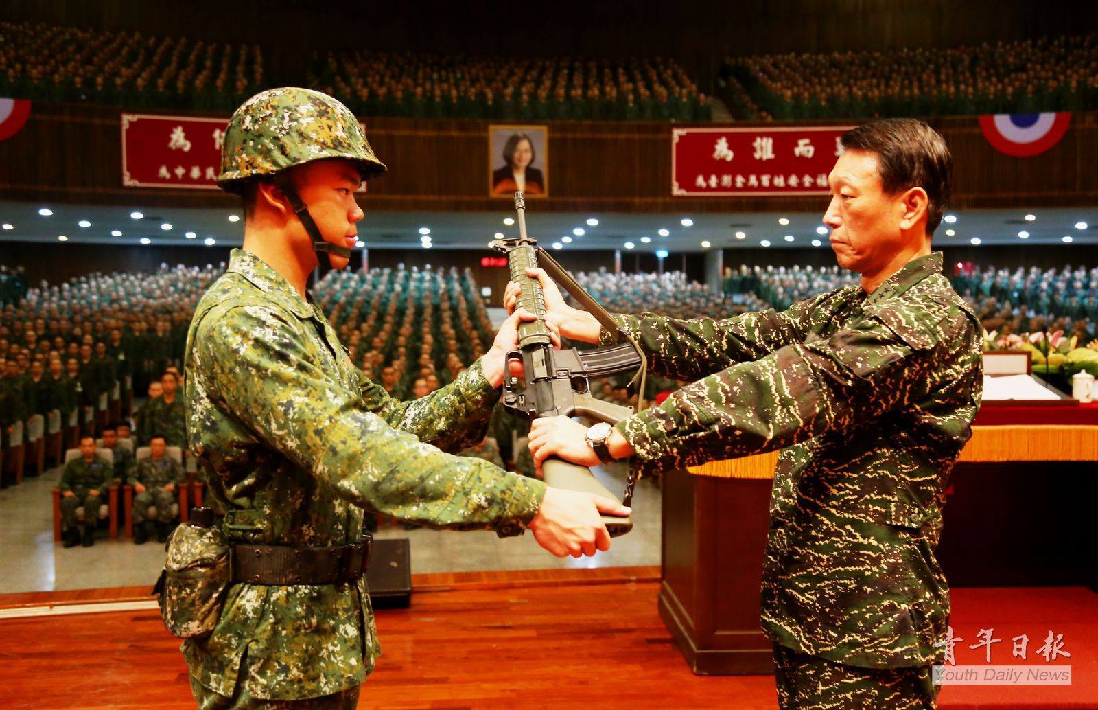 台军宣誓行罗马式举手礼,罗马式举手礼是一个右手掌心向下