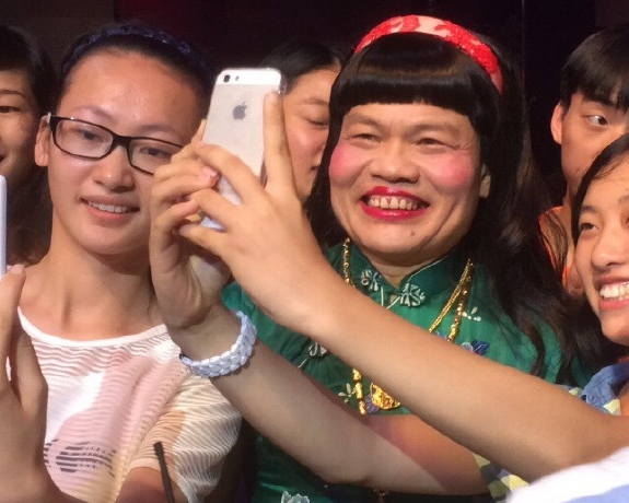 靠独一虽无二的外貌八两金成名了,虽然外貌丑陋但却不乏喜欢他之人.