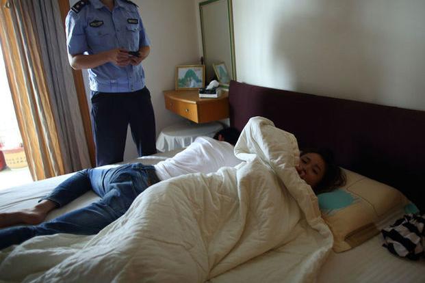 美女酒店醒来发现身边躺着一陌生男子,事情真相令人目瞪口搭