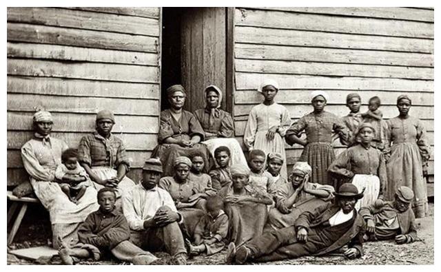 古代人贩在运送黑奴时,无论男女为何要将他们衣服扒光?太凶残