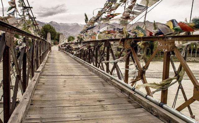 印度此桥投入数亿,施工人数8万,超中国45年,真的吗?