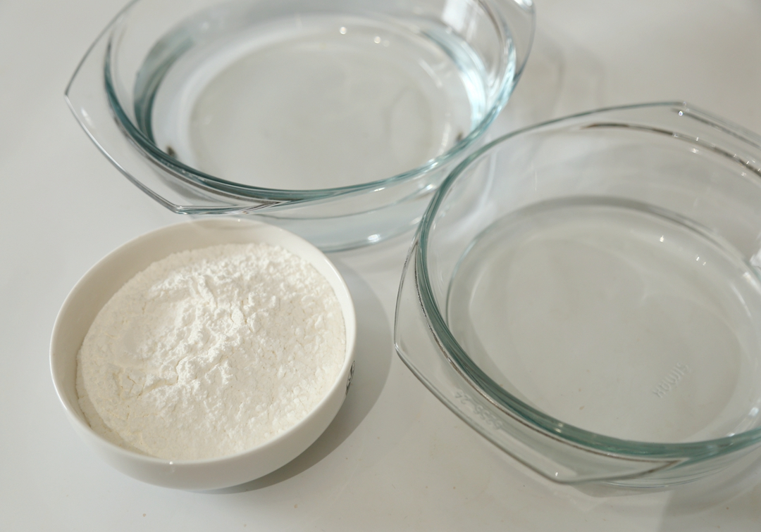 2,先调浆,将凉糕粉加入到200克水里,充分搅拌均匀.