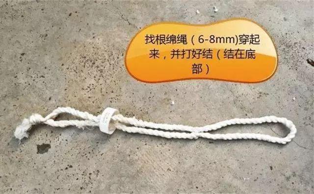 ③将瓶身重新拧回到瓶盖处,把瓶盖打结的棉线从瓶身中拉直拉紧.