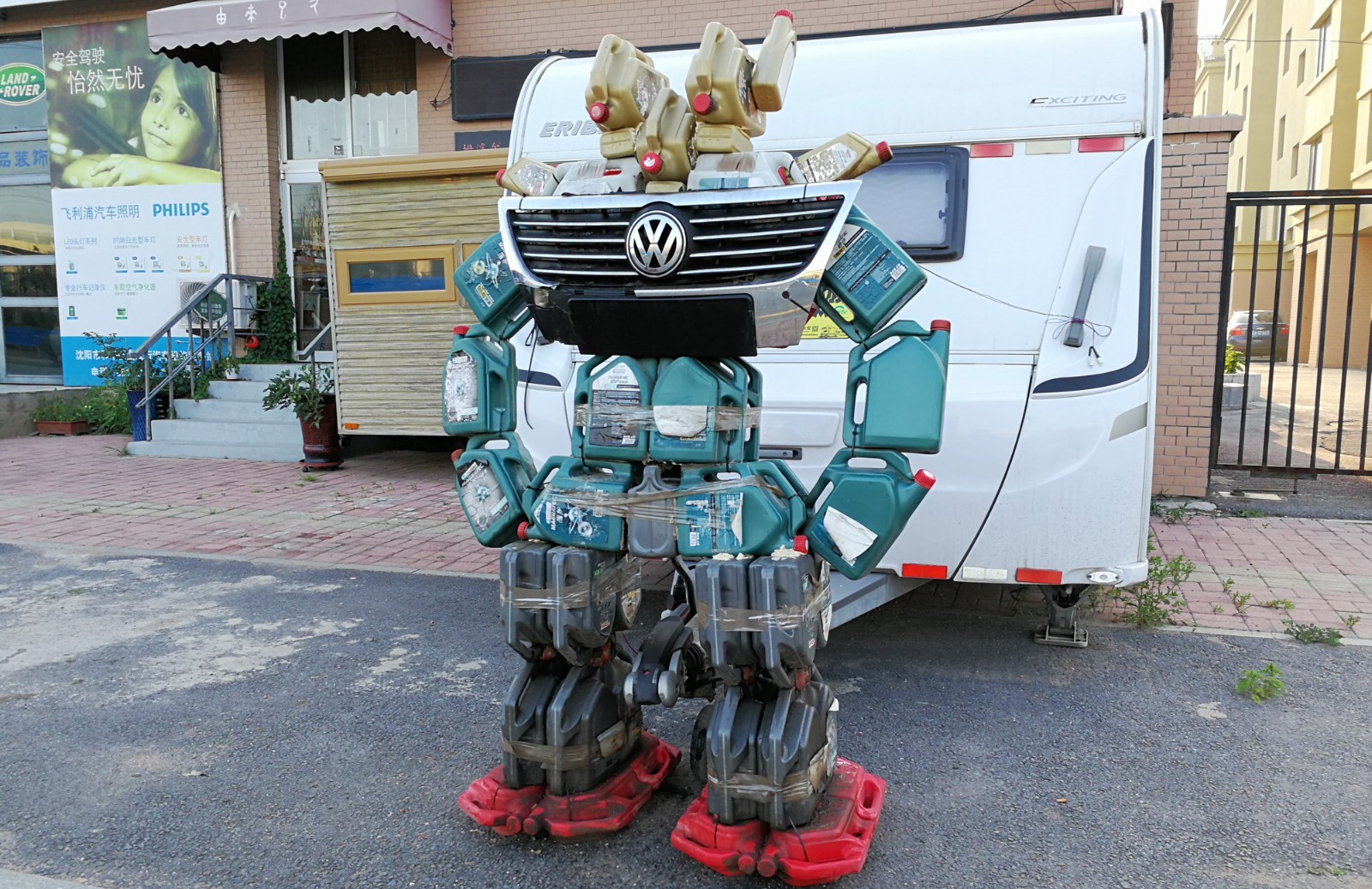 民间制作变形金刚机器人,从旧汽车件到塑料桶都是制作材料