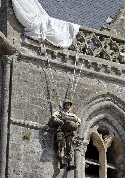 二战一美国伞兵,挂在法国教堂上装死,这一挂就是74年