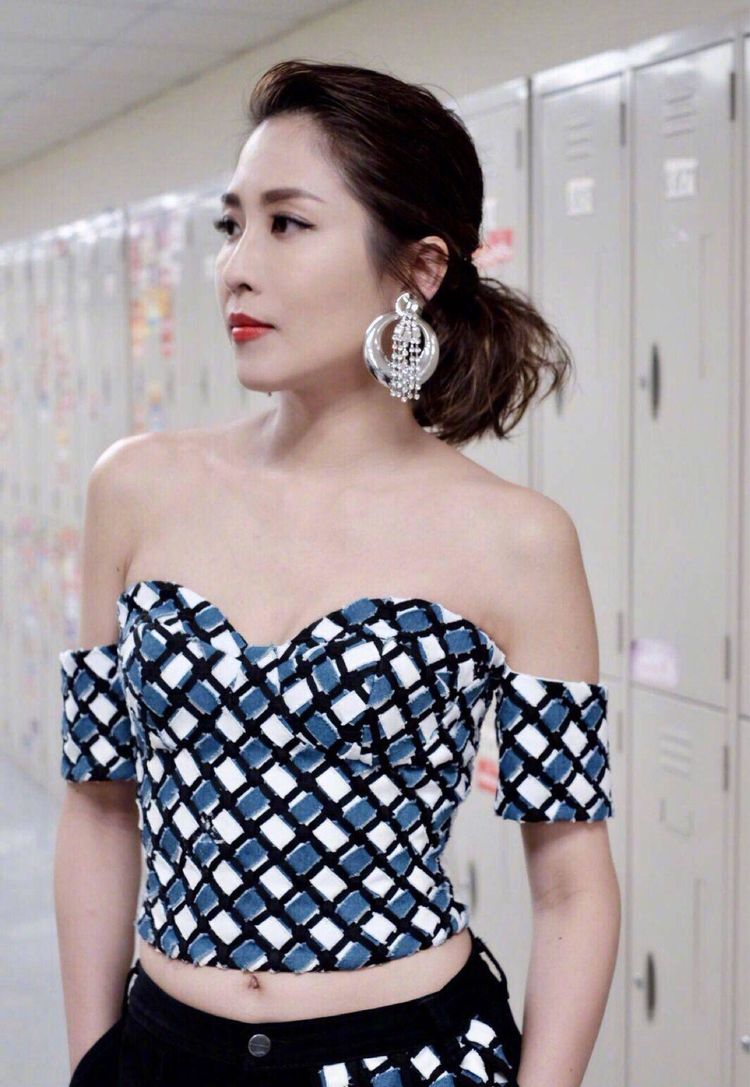 看陈敏之这一身look,感觉满屏都是潮气感了