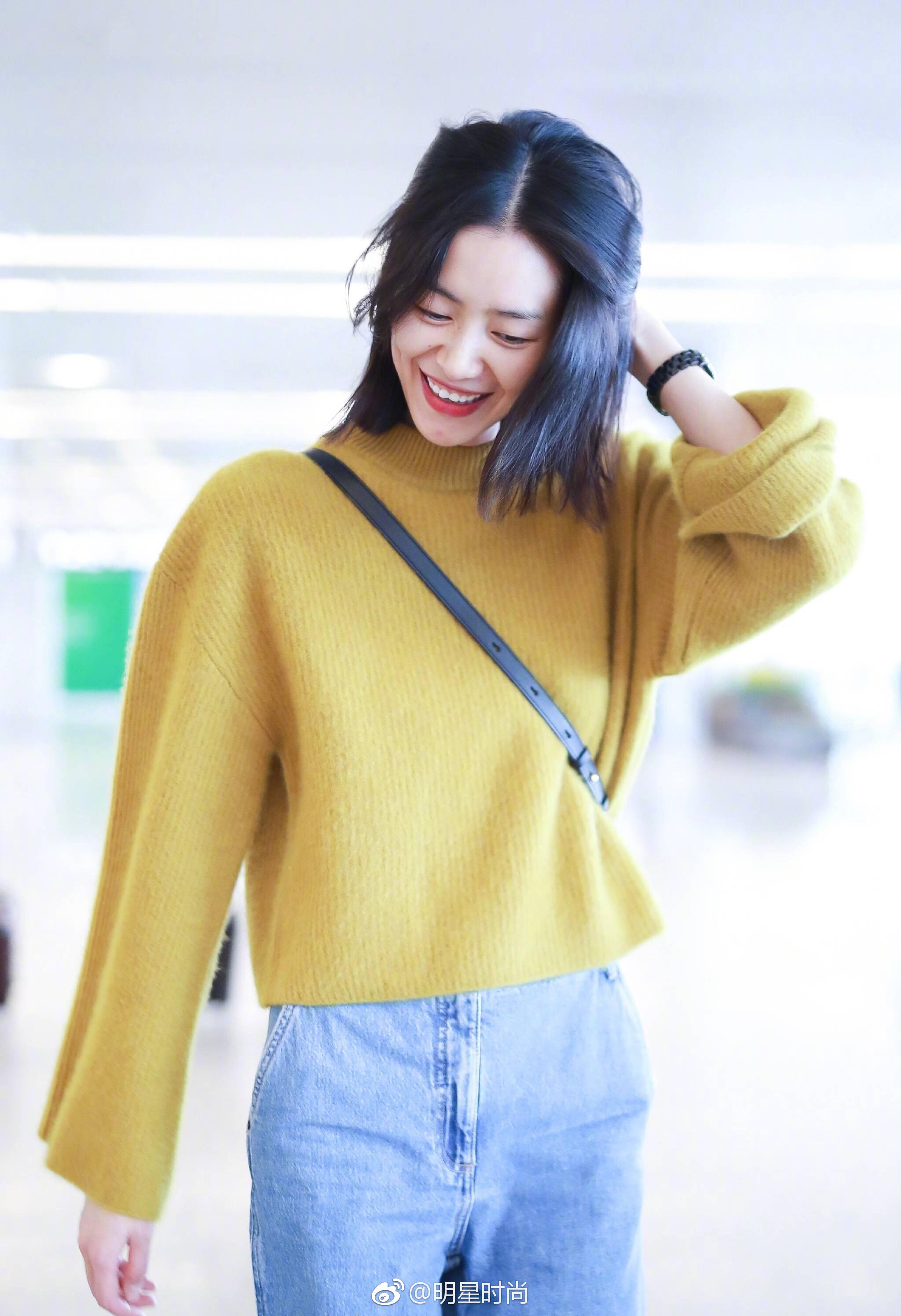 请接收大表姐刘雯的灿烂笑容,她身着姜黄色毛衣搭配牛仔裤