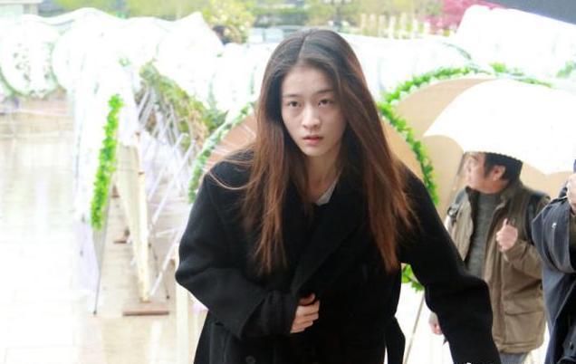 李大为导演追悼会家人捧遗像痛哭,董洁张雪迎素颜现身面色憔悴