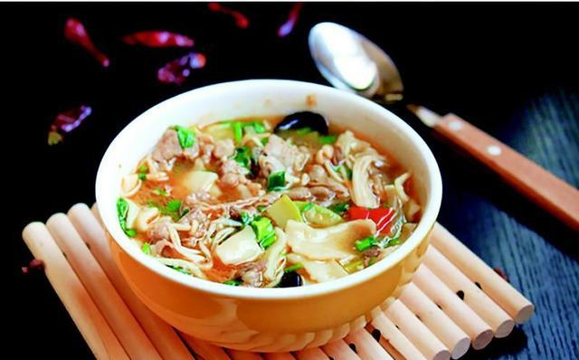 青海人民把杂碎汤泡馍看成是最美好的早餐.它既能补身,耐饥,又能抗寒.