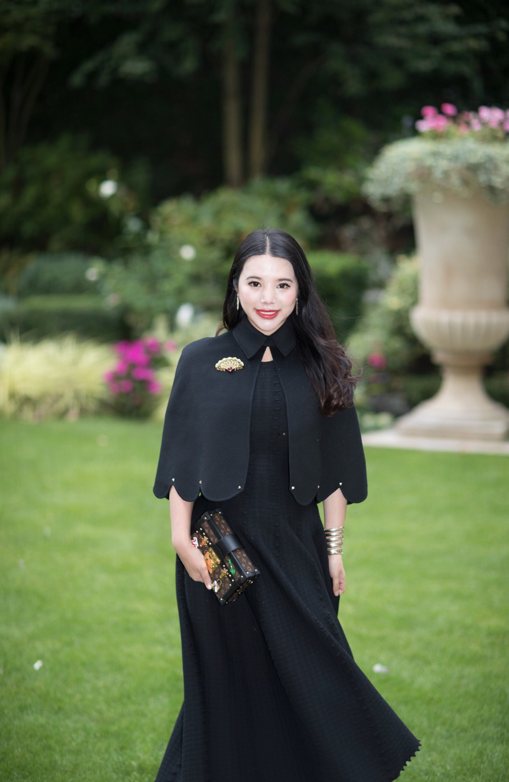 余晚晚淑女范亮相巴黎lv秀 花瓣披肩配长裙秀发飞扬