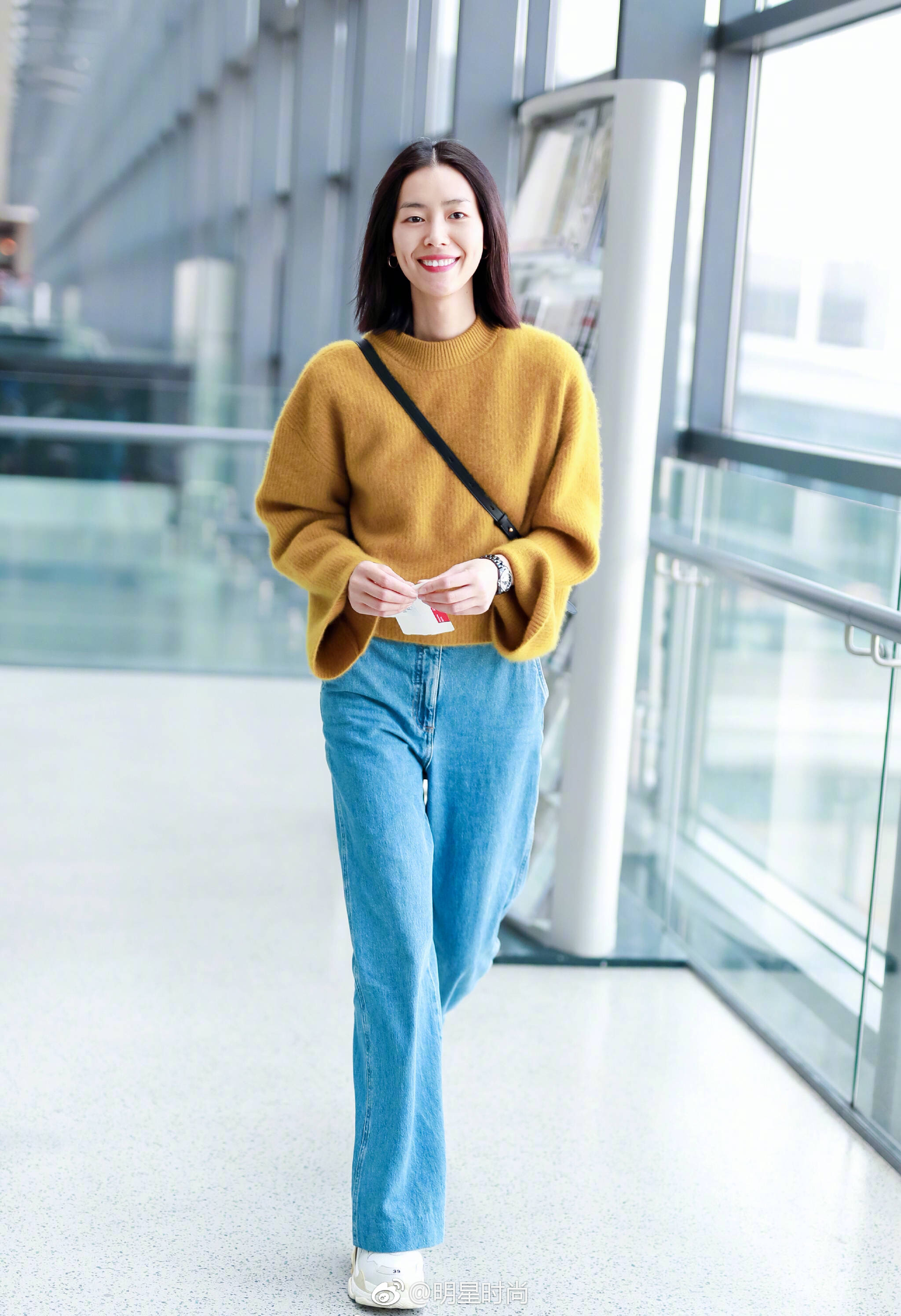 请接收大表姐刘雯的灿烂笑容,她身着姜黄色毛衣搭配牛仔裤