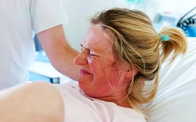 分娩时孕妇别光顾着疼,配合医生做好3件事,生产更顺利