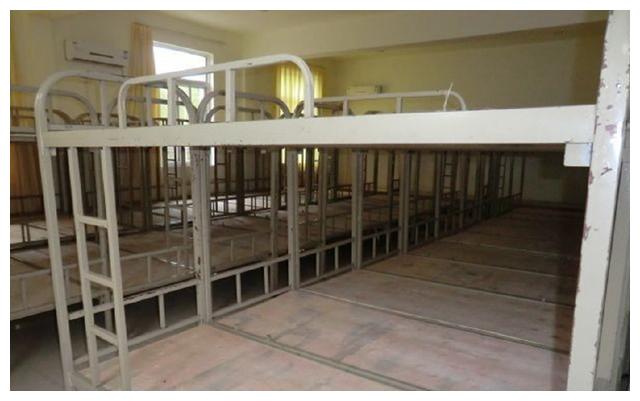 几十个男生住在一个通铺的屋子里,晚上熄了灯看不见脸,教官查宿舍基本