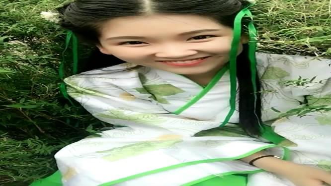 杨超越上直播被男主播骚扰,这个男的满嘴污言