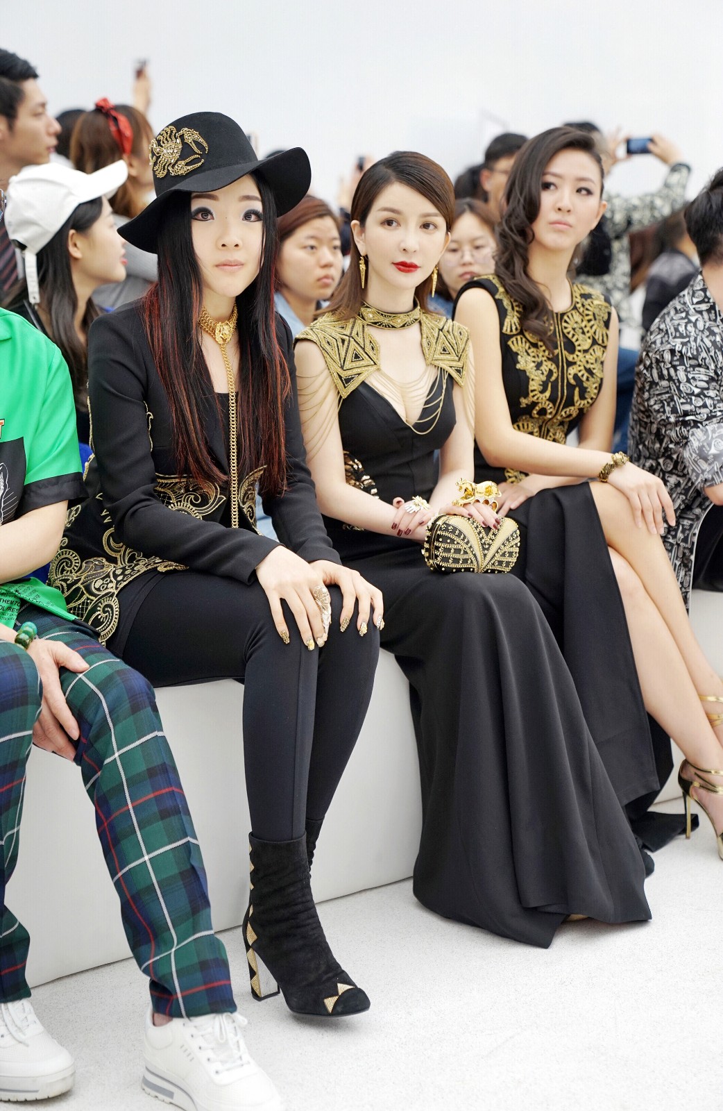 "时尚宠儿"班嘉佳压轴深圳时装周闭幕 身材曼妙事业线惊艳