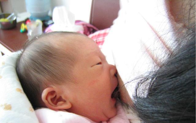 宝宝吃奶把妈妈咬哭了,原来宝妈还可以这样应对