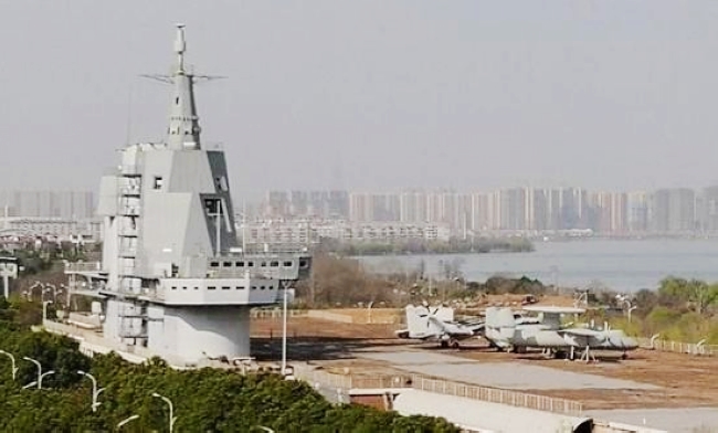 5型64米的舰岛,中国首艘国产航母001a舰岛长度缩短了10米左右,和美国