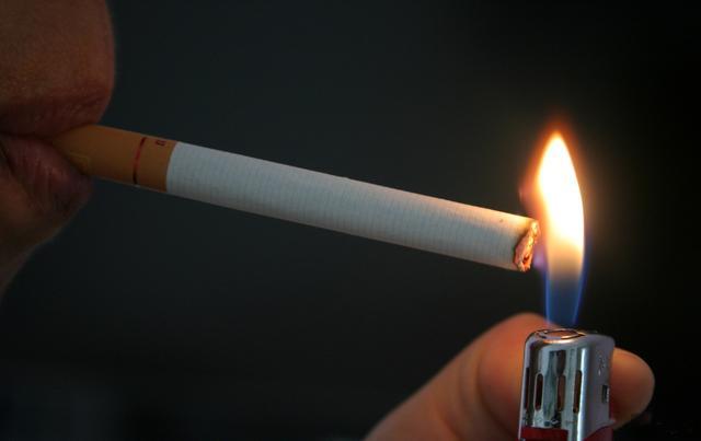 2员工仓库抽烟引发大火,老板却奖励每人800元,原因简单又粗暴!