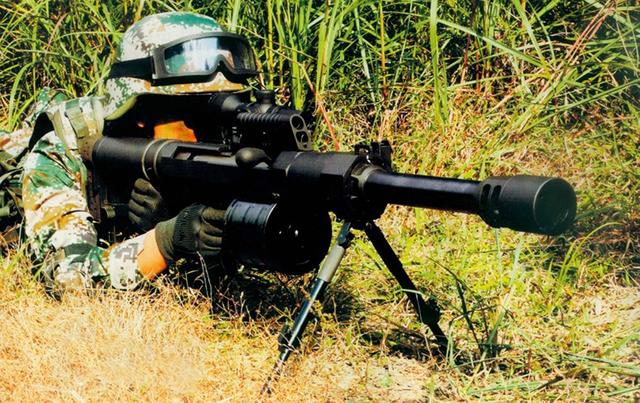 中国最科幻单兵武器:狙击炮终于出来了 千米内无坚不摧