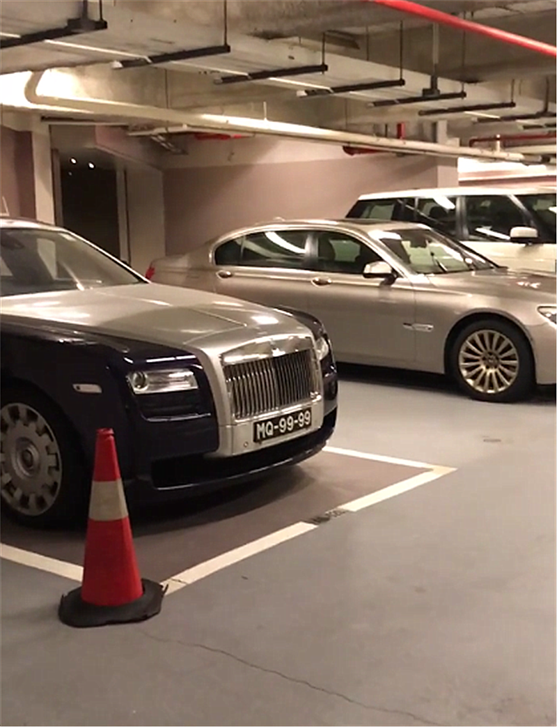 澳门偶遇9999车牌劳斯莱斯,看到对面车时,没想到车牌也不差