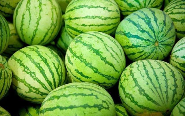 夏天到了教你4招挑选好西瓜这样挑的西瓜又沙又甜超级好吃