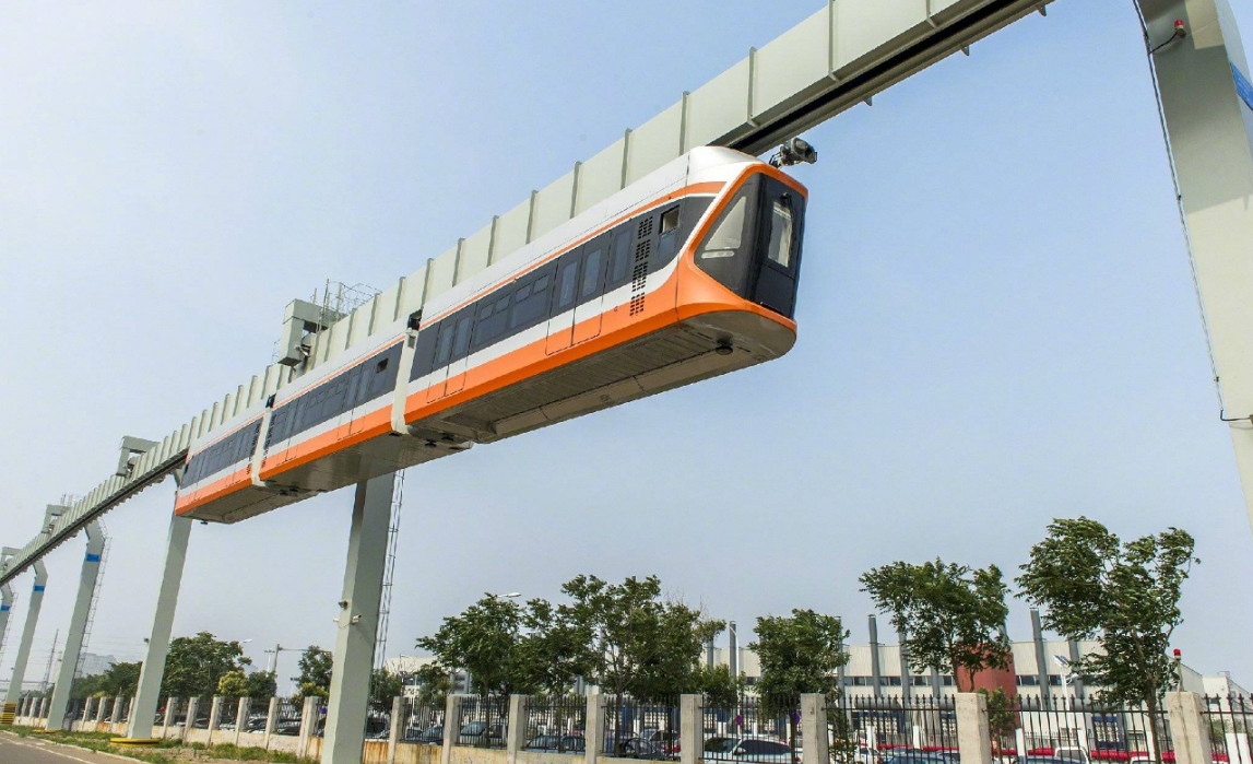 中国最高速悬挂式单轨列车,载客量可达五百余人,过山车般的感觉