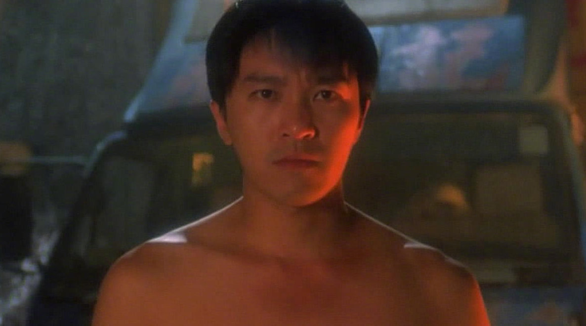 周星驰致敬终结者施瓦辛格出场,前一段还很帅下一秒就翻车