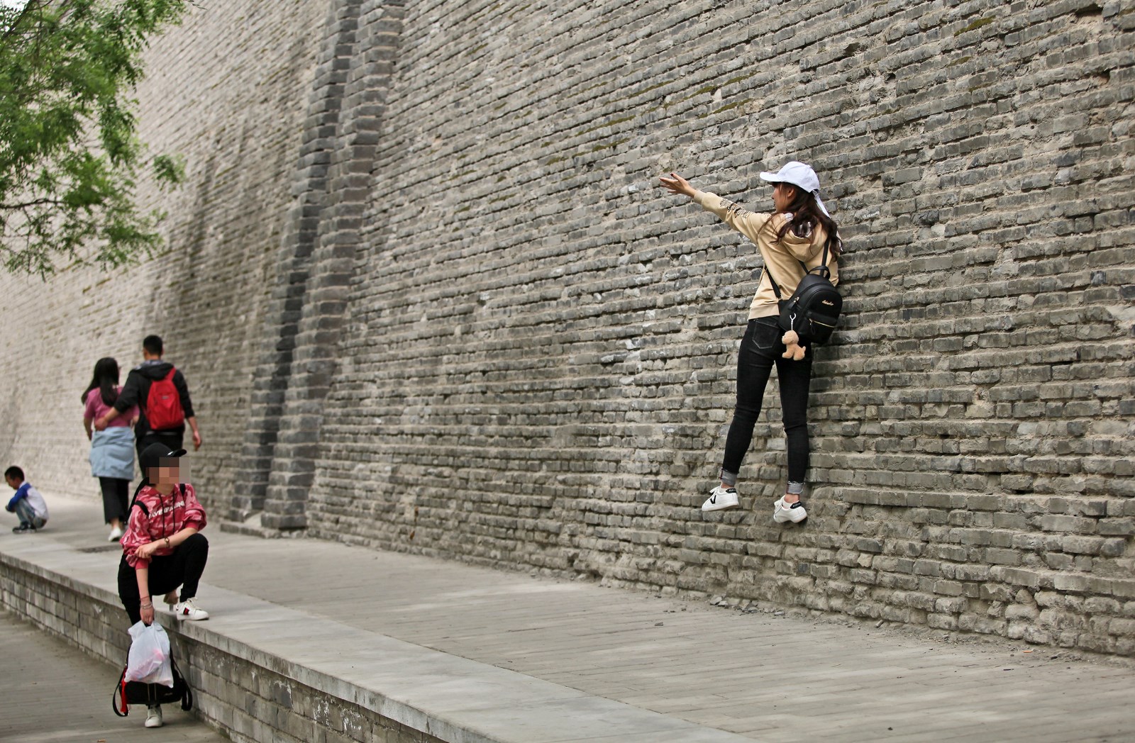 西安古城墙当"攀岩墙" 孩子攀爬家长拍照_新浪看点