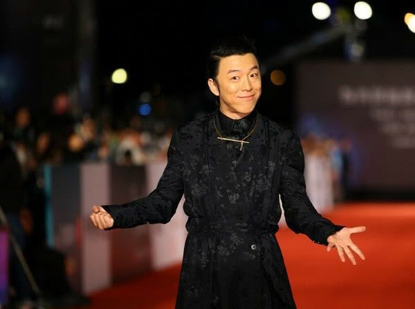 黄渤床上激战无法自拔,导演喊卡都收不回来?网友:影帝就是敬业