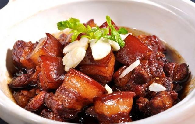 红烧肉出锅后撒少许香葱在外观上,滴几滴香油.