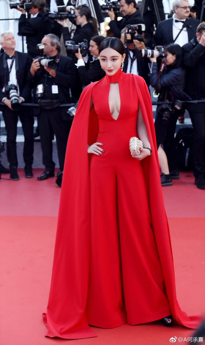 她花八年整成范冰冰走红毯,气质出众身材好,网友:比范爷更出彩